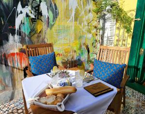 una mesa con una bandeja de comida. en Casa de Koras, en Cullera