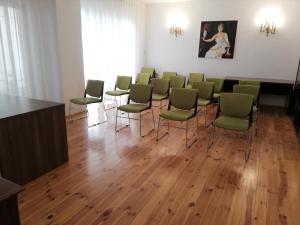 una habitación con una fila de sillas y un podio en Casa Comana Boutique Hotel, en Bucarest