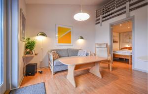 KnebelにあるNice Apartment In Knebel With 2 Bedrooms, Wifi And Outdoor Swimming Poolのリビングルーム(テーブル、ソファ付)