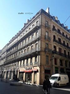 un gran edificio en la esquina de una calle en Le Colombier - A deux pas du square Charles de Gaulle, en Toulouse
