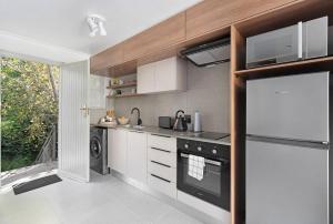 una cocina con estufa horno superior al lado de una ventana en Higgoviews, en Ciudad del Cabo 15 fotos más