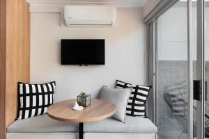 Una sala de estar con una mesa y dos sillas y un televisor. en Higgoviews, en Ciudad del Cabo