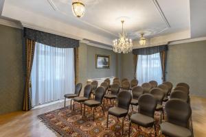 uma sala de conferências com um monte de cadeiras em Danubius Hotel Astoria City Center em Budapeste