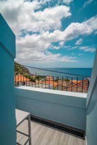 balcón con vistas al océano en Pero in Blue House, en Jardim do Mar