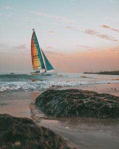 un velero en el océano en una playa en Argan Al Bidaa Hotel and Resort , Kuwait en Kuwait