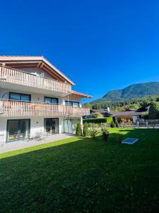 una casa con un prato davanti di Hubertus Terrace&Garden Apartment a Garmisch-Partenkirchen