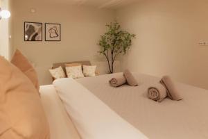 een slaapkamer met een wit bed met kussens erop bij Newly renovated luxurious 200 SQM loft in city centre in Amsterdam