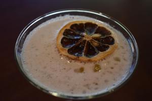 a close up of a drink with a grapefruit slice w obiekcie Dimitris Villa Hotel w mieście Matala
