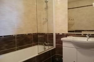 Bilik mandi di Appartement vue montagne à Font Romeu - Appartement 7 +15 gambar