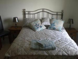 ロルグにあるVilla Azurのベッド(枕付)