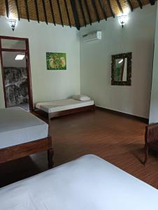 Tempat tidur dalam kamar di Taman Lituhayu Cottages