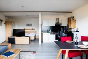 Apartament obejmuje kuchnię i salon ze stołem. w obiekcie Himmelsglück w mieście Lam