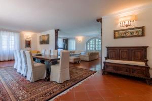 Un comedor con mesa y sillas y una sala de estar. en Villa Nina, en Pesaro