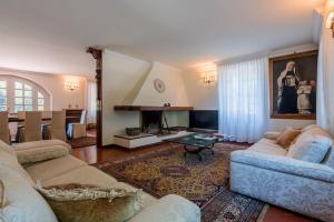 Una sala de estar con un sofá y una chimenea. en Villa Nina, en Pesaro