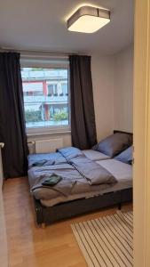 a small bedroom with a bed and a window at Gemütliche Apartment, Stadtmitte, Netflix, wifi in Hannover