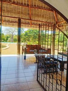 Χώρος καθιστικού στο Lux Suites kivulini Cottages Diani Beach