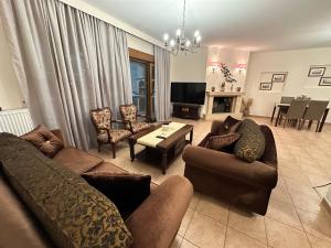 - un salon avec un canapé et une table dans l'établissement Villa Reina, à Alexandroúpolis