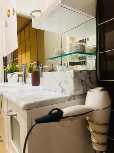 uma cozinha com um balcão branco e um lavatório em Serendipity em Bentivoglio