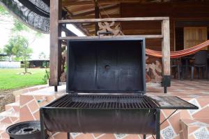 a grill sitting on top of a patio at Casa Campestre Reina María in San José del Guaviare