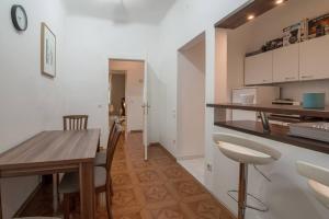 Kuchyňa alebo kuchynka v ubytovaní Cozy City Center Apartment + 4 fotografie