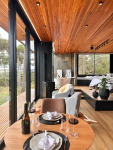 une salle à manger avec une table et une chambre avec une baignoire dans l'établissement Jardim das Pedras, à Bom Jardim da Serra