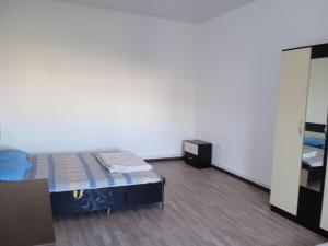 um quarto com uma cama e uma cómoda em Частый дом em Kapchagay