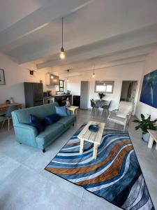 uma sala de estar com um sofá e uma mesa em Modern apartments downtown em Plettenberg Bay