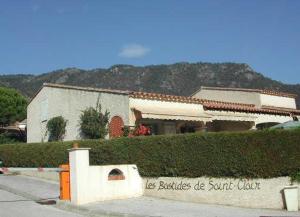 a house with a sign that reads its prettiest be santilli at LE LAVANDOU ST CLAIR MAZET CLIM 5 pers 500 m de mer in Le Lavandou