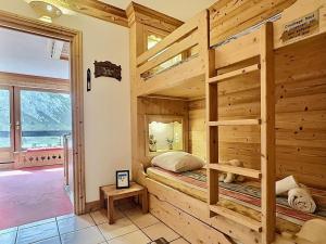 ティーニュにあるCharmant appartement à Tignes, 4 pers, 30m², pied des pistes, balcon sud, commerces à proximité - FR-1-411-482のログキャビン内のベッドルーム1室(二段ベッド付)