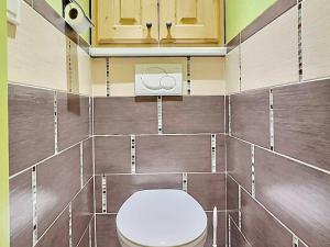 ein Bad mit einem weißen WC in einem Zimmer in der Unterkunft Studio Tignes, 1 pièce, 4 personnes - FR-1-411-482 in Tignes