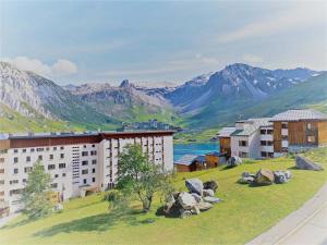 ティーニュにあるCharmant appartement à Tignes, 4 pers, 30m², pied des pistes, balcon sud, commerces à proximité - FR-1-411-482の建物の隣の芝生に横たわる動物の群れ