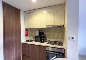 Kuchyň nebo kuchyňský kout v ubytování MH- Cozy 1 bedroom in Reva Residence