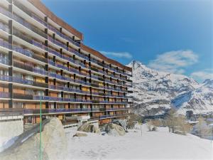 duży budynek w śniegu z górą w obiekcie Appartement Tignes, 3 pièces, 8 personnes - FR-1-411-48 w mieście Tignes