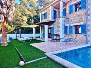 a house with a yard with a swimming pool at VILLA SOFIA in Valldemossa