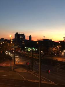 eine Stadtstraße nachts mit einem Zug auf der Straße in der Unterkunft Daheim in Essen in Essen