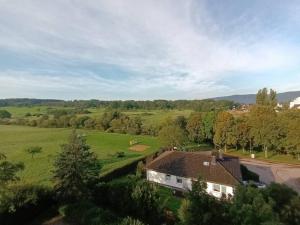 une vue aérienne d'une maison dans un champ dans l'établissement Ferienwohnung 98mq, à Konz