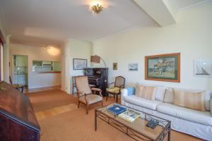 un soggiorno con un divano e un tavolo di Cozy apartment near the beach a Estoril