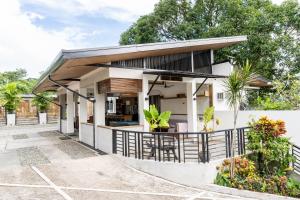 una casa con tetto in metallo e portico di Tata Amado: 3-bedroom vacation home + pool + sauna a Morong