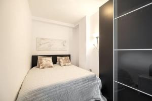 - une chambre avec un lit et 2 oreillers dans l'établissement Puerto Banus Front Line 2 bedroom apartment, à Marbella