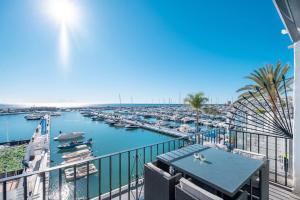 - une vue sur un port de plaisance avec des bateaux dans l'eau dans l'établissement Puerto Banus Front Line 2 bedroom apartment, à Marbella