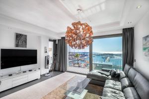 - un salon avec un canapé et une grande fenêtre dans l'établissement Puerto Banus Front Line 2 bedroom apartment, à Marbella