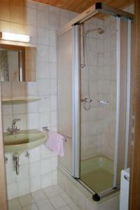 y baño con ducha y lavamanos. en Gasthof Zur Traube en Finkenbach