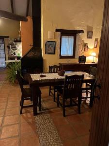 uma sala de jantar com uma mesa e cadeiras e um fogão em Ven-Al-Azahar em Enguera