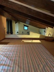 Großes Zimmer mit einem Bett und einem großen Teppich in der Unterkunft Ven-Al-Azahar in Enguera