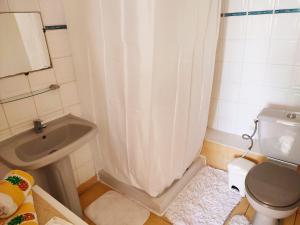 Koupelna v ubytování Gîtes TAINACO + 9 fotografií