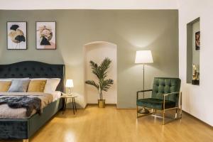 - une chambre avec un lit et une chaise verte dans l'établissement King´s Road Residence, à Prague