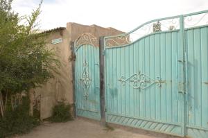 een blauwe poort voor een gebouw bij Kyrgyz Simple House 