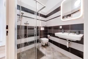 La salle de bains est pourvue de toilettes, d'un lavabo et d'une douche. dans l'établissement King´s Road Residence, à Prague