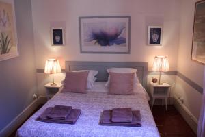 a bedroom with a bed with two towels on it at Ombre Rose in Le Fousseret
