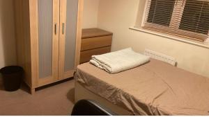 niewielka sypialnia z łóżkiem i komodą w obiekcie Benham w mieście Parkside
